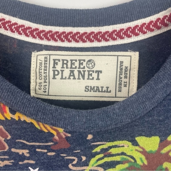 Free Planet NWOT Men's Short Sleeve Christmas T-Shirt Hawaiian Hula Santa Small - Picture 8 of 11